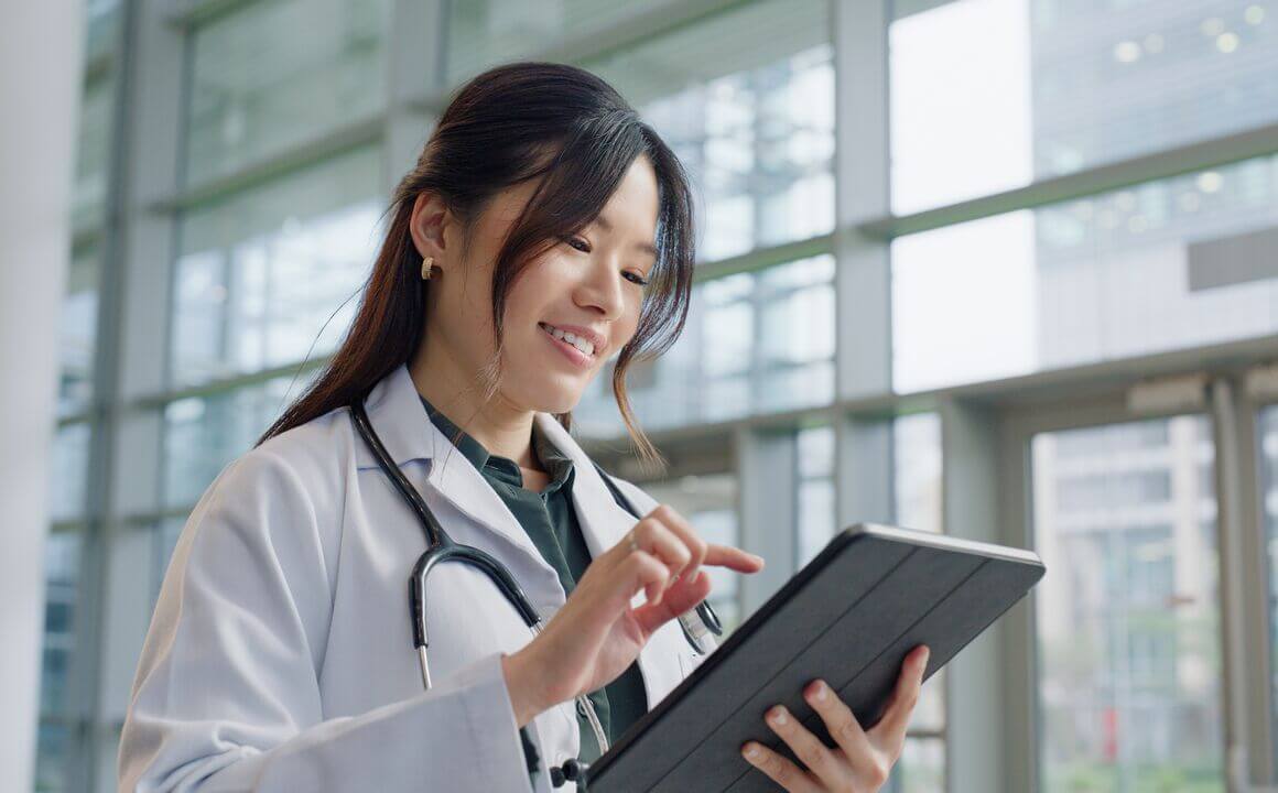 doctors reviews tablet in medical setting